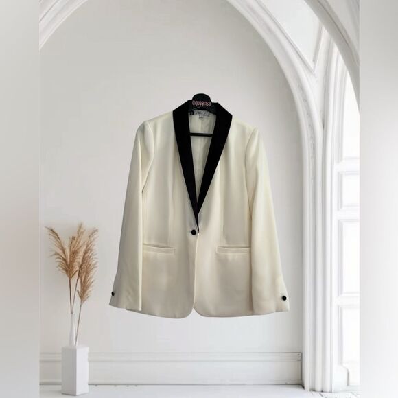 Jennifer Lopez Elegant Cream and Black Tuxedo Blazer - Picture 7 of 15